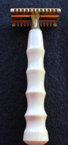 Name:  Gillette DE Comb Razor Custom Ivory Handle By William Barber (3).jpg
Views: 87
Size:  17.1 KB