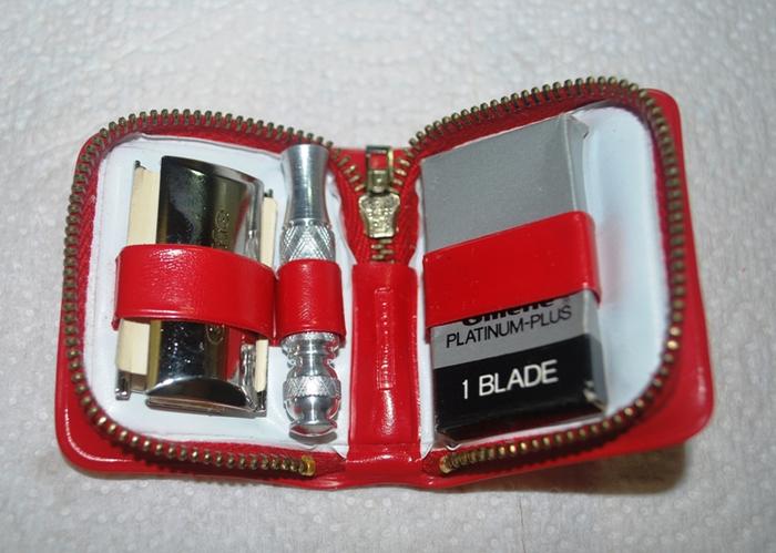 Name:  Gillette Travel Razor Red Case S1 1972 (11).jpg
Views: 130
Size:  48.9 KB