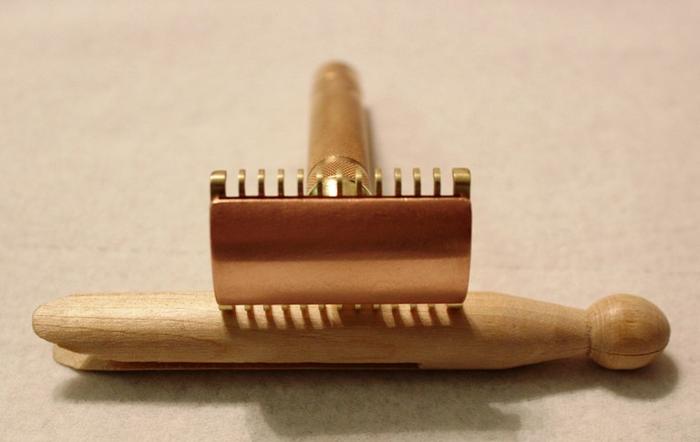 Name:  Gillette razor brass comb (13).jpg
Views: 419
Size:  22.6 KB